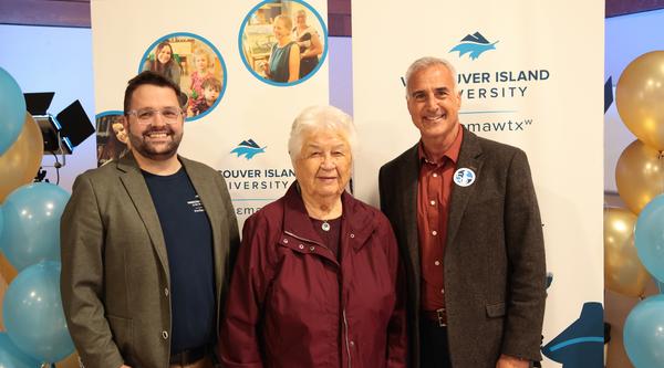 VIU tiwšɛmawtxʷ officials smile for the camera