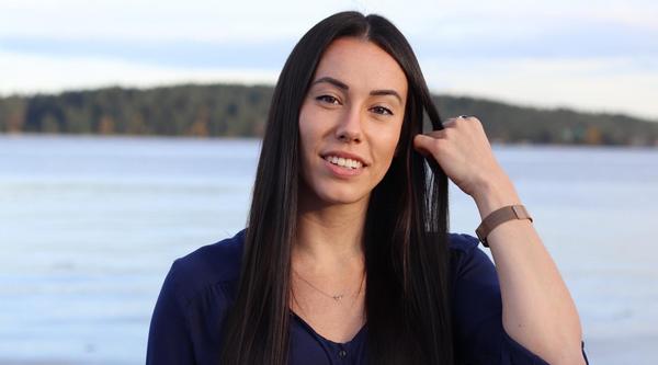 Portrait of Samantha in front of the ocean