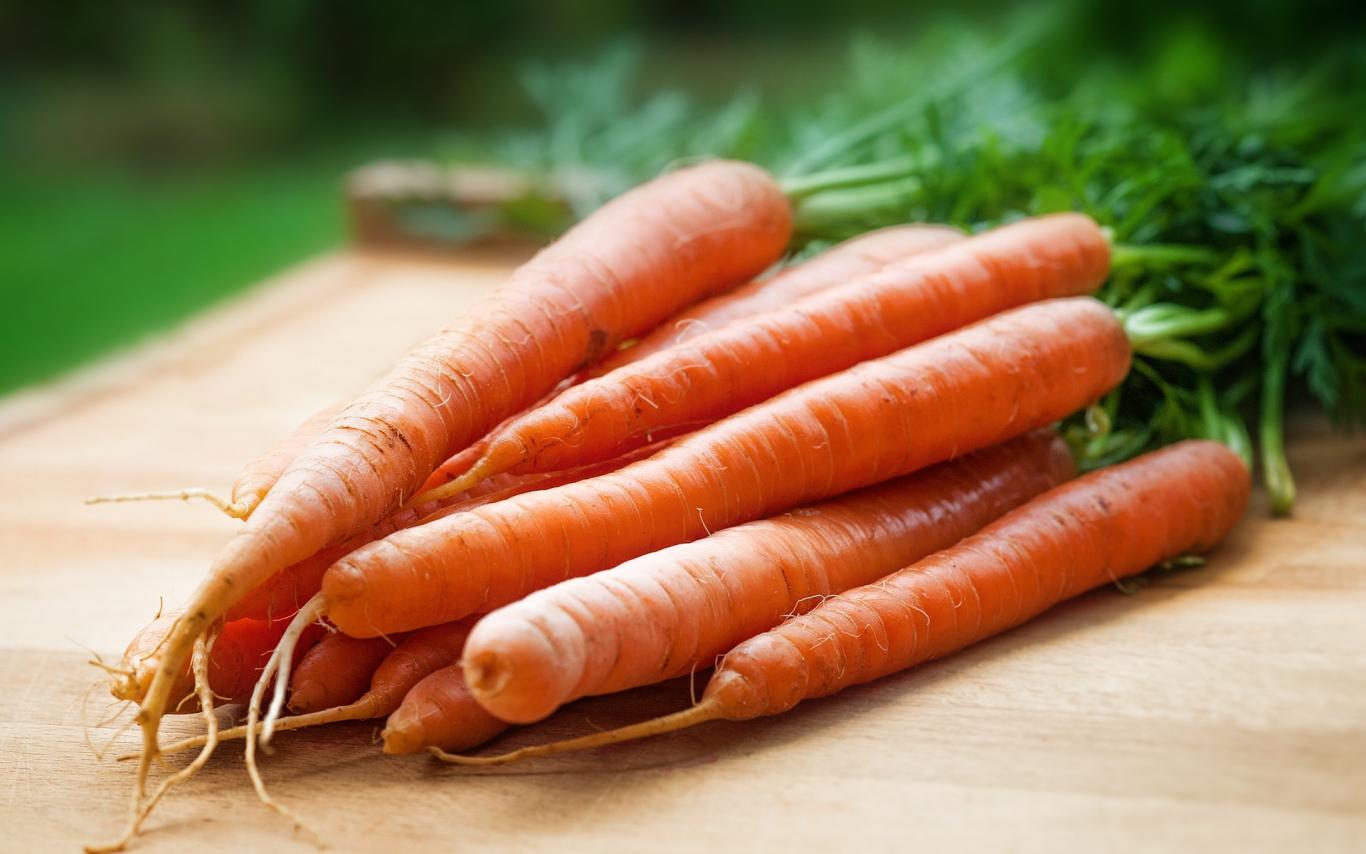 A bundle of carrots on a cutting board