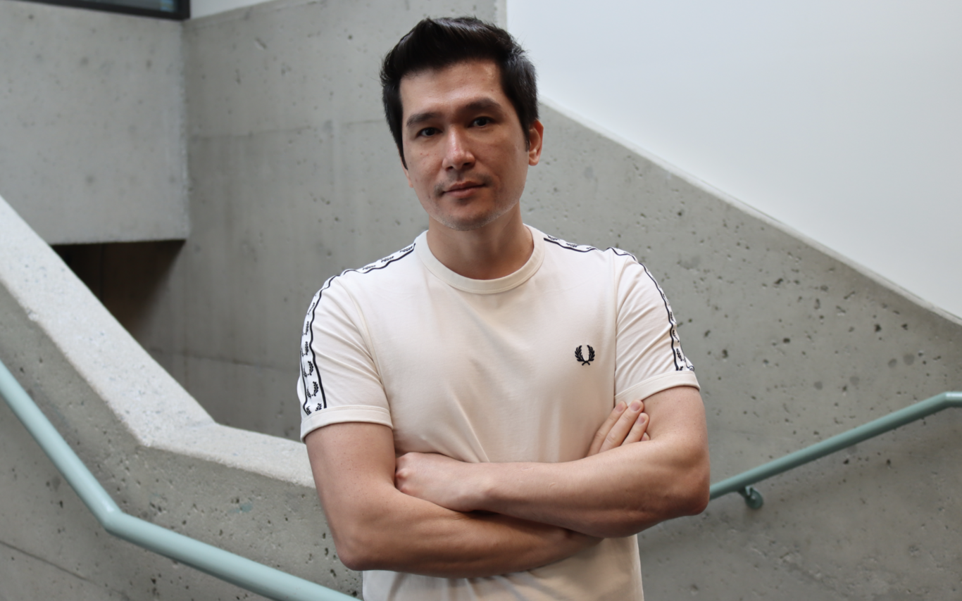 Mostafa Mohensi with his arms crossed and looking at the camera