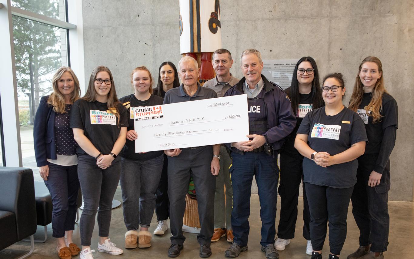 Group of VIU Nursing students accept a cheque
